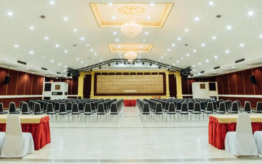 The Pine Resort Патхумтхани Экстерьер фото