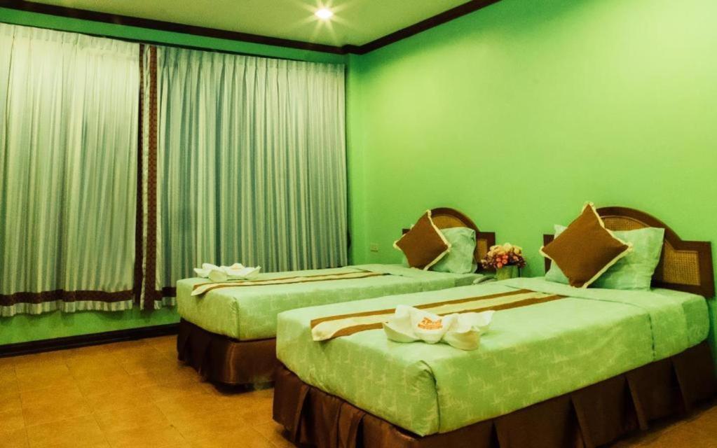 The Pine Resort Патхумтхани Экстерьер фото